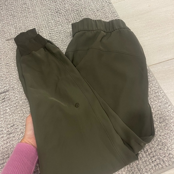 Lululemon on the fly jogger green size 6 - Picture 7 of 8